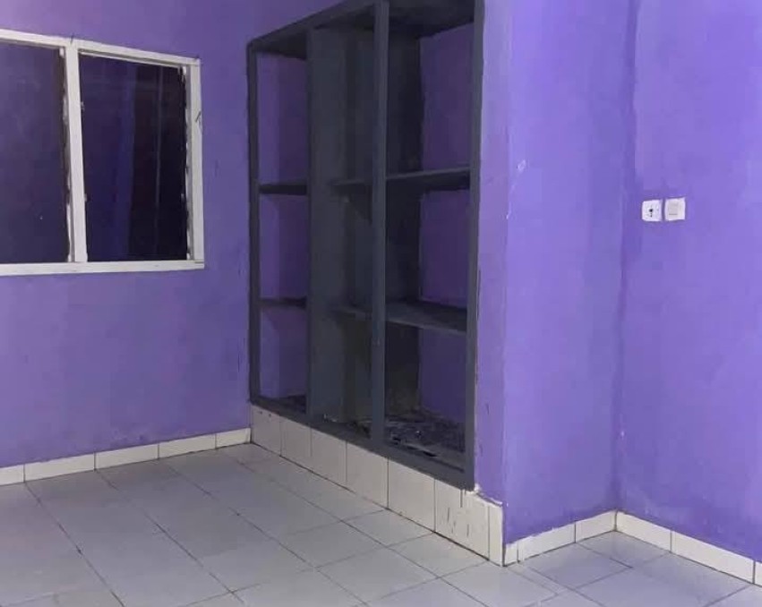 2 CHAMBRES SALON A LOUER ABIDJAN YAOU OVATION A 50 METTRE DE LA VOIR PRINCIPALE