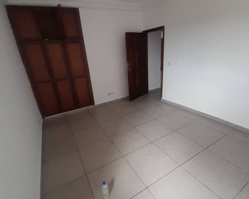 1 CHAMBRE SALON A LOUER ABIDJAN Cocody angré château non loin du 40eme