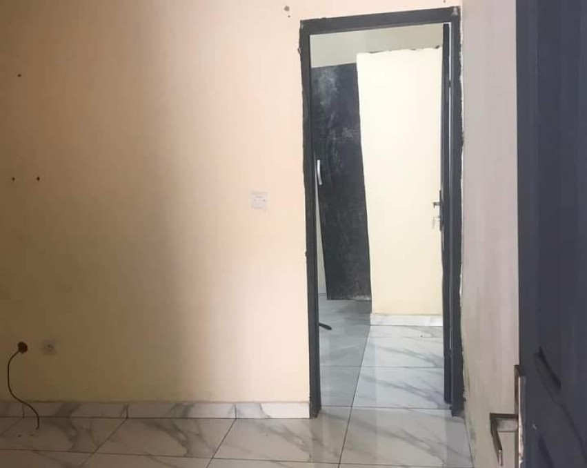 2 CHAMBRES SALON A LOUER ABIDJAN abobo avocatier au nouveau goudron terrain gervihno