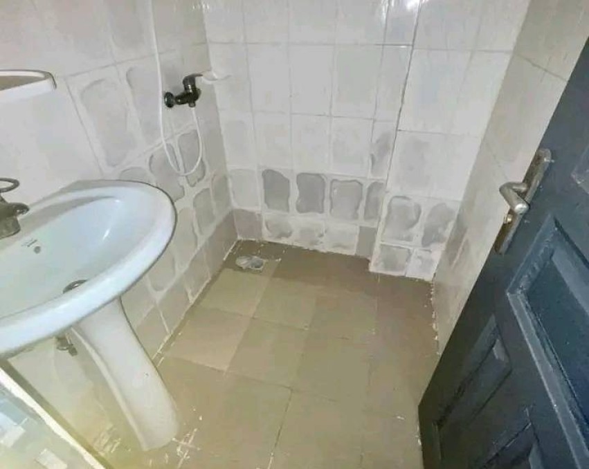 2 CHAMBRES SALON A LOUER ABIDJAN Cocody Riviera faya nouveau goudron, non loin de la pharmacie