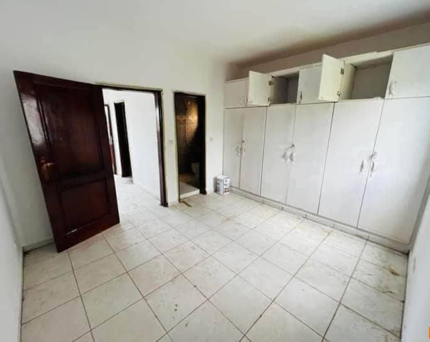STUDIO A LOUER ABIDJAN BINGERVILLE APRÈS EMPT NON LOIN DU GOUDRON DANS UNE CITÉ