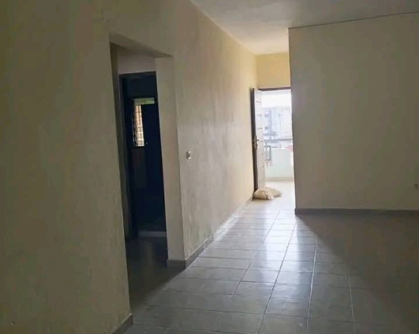 2 CHAMBRES SALON A LOUER ABIDJAN Cocody angré château zone du collège les Floriannes
