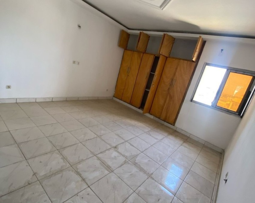 2 CHAMBRES SALON A LOUER ABIDJAN Cocody route abatta avant le supermarché AB center