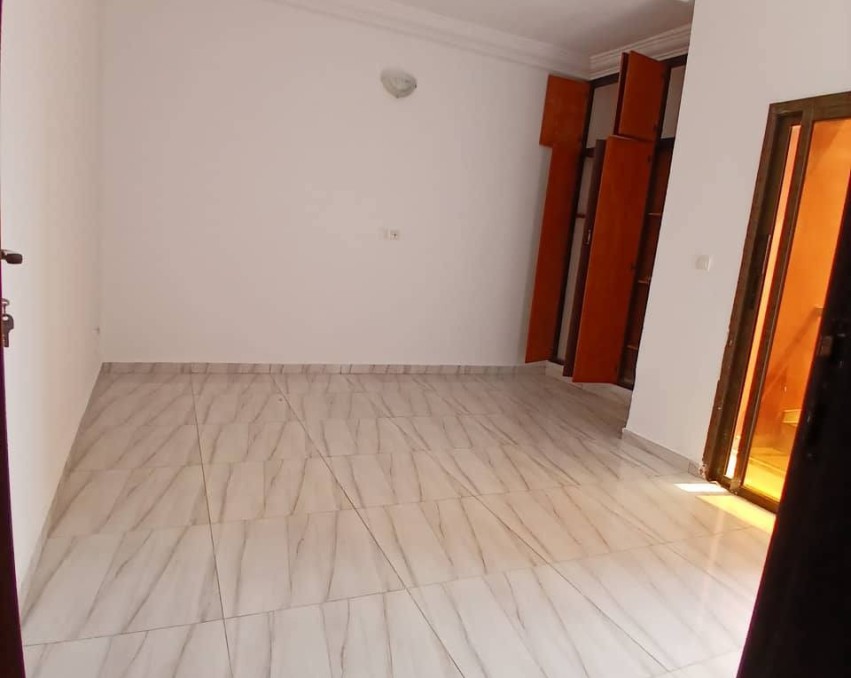 1 CHAMBRE SALON A LOUER ABIDJAN Cocody Angré CHU